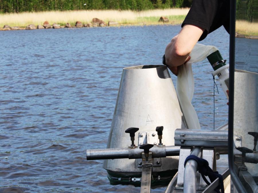 A paired surface Gulf sampler, which is attached bilaterally on the bow of the boat and is used to sample pelagic, newly-hatched fish larvae, such as Baltic herring, perch or pike perch, in shallow water in coastal area. Sampling depths may vary between 0 m and 1.5 m, even though fixed sampling depths of e.g. 0.5 m and 1.0 m with fixed sampling effort (haul, speed) are often used.